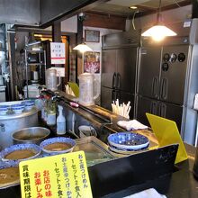 Ｌ字型カウンター11席の狭い店内