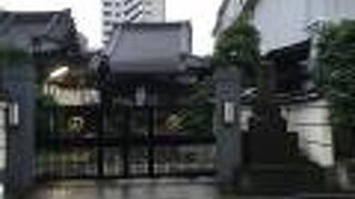 本堂とは別に日朝堂がある