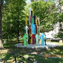 カラフルな人型のオブジェ