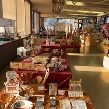 店内の様子です。多くのお土産物があります。