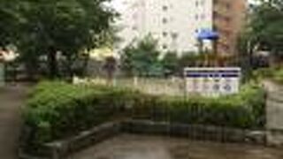 和泉小学校の脇にある