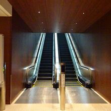 エスカレーターの上がると受付