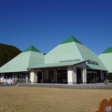 周囲は公園の芝生が広がる。道の駅に隣接