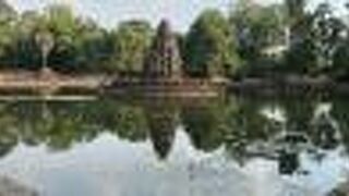 池のなかの小さな寺院遺跡