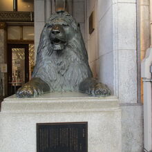 ブロンズの肌の冷たさ