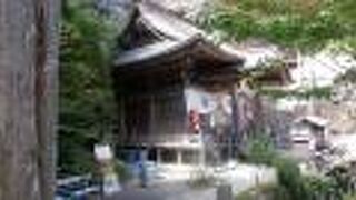 長い坂道を200m以上上ります。本堂の背後には岩の絶壁が迫っています。