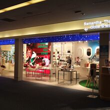 搭乗待合室では目立つお店です