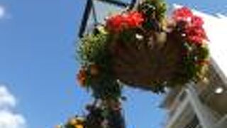 ハンギングバスケットの添えられた街灯がとってもおしゃれ