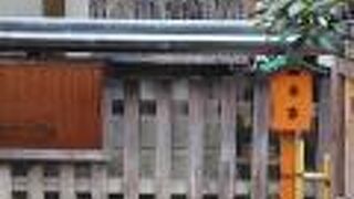 露天神社(お初天神)の境内にあります。