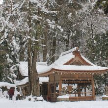 雪の中の貴船神社