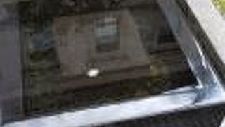 図書館の正面玄関のすぐそばにありました。