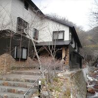建物外観です。側に川があり奥に滝が見えます