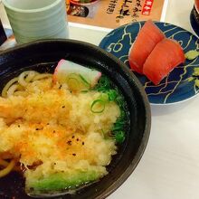 海老天二尾入りの天ぷらうどん