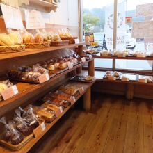 明るい店内にパンがいっぱい！