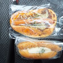 お昼で食べた粗挽きソーセージと白身フライサンド