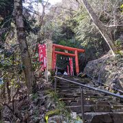 天成園の庭にある神社です