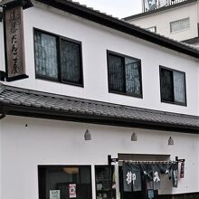 看板の古さが目立つ