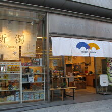 三越のすぐ向かいです