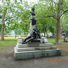 クレマジィさんの像