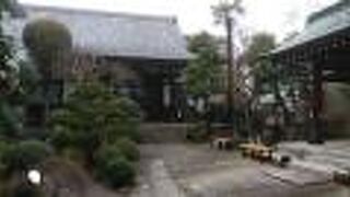 立派な山門が印象的な閑静な寺院