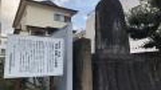 近くに銅像もあります