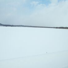 冬は一面の雪原になっています