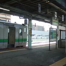 直線区間の途中にある苫小牧駅