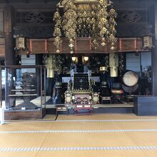 本堂に上がれます