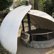 シェル型の建物の中は…