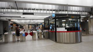 メトロ駅に隣接の便利なバスターミナル