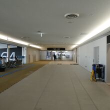 ６４番ゲート付近通路も床が剥がされ改装中！