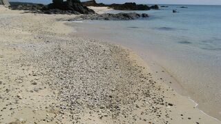 白い砂浜が２ｋｍほども続く広いビーチ