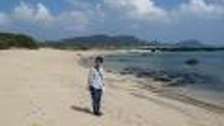 小石混じりの砂浜は綺麗