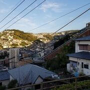 住宅が建ち並ぶ斜面に西日が差す光景が素晴らしい