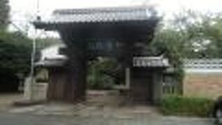 墓地の一番奥、十字架が刻まれた墓石