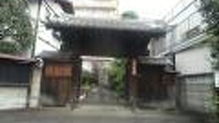 梵語か何かが朱色に刻まれた石碑が気になります