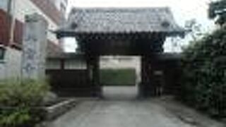 山門が本堂と離れたところにあります