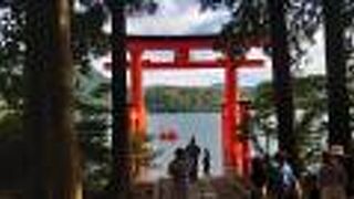 芦ノ湖と赤い鳥居。