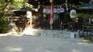 宮本武蔵のゆかりの神社。ほうきの目の玉砂利がきれい。