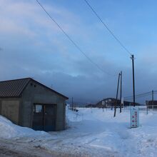 将軍山駅の待合室とホーム