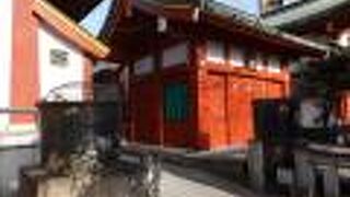 歴史を感じる鉄製天水桶