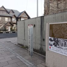 旧三井倶楽部の近いところにある