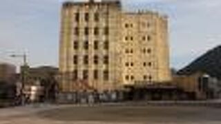 手入れは悪いが端正なデザインのビルです