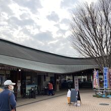 湾曲した屋根が特徴的な建屋