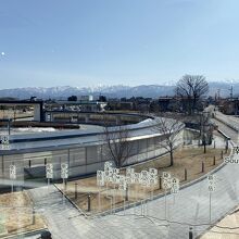 2階の窓から立山連峰を見る