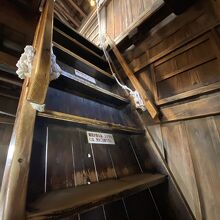 急な階段を登って天守閣へ