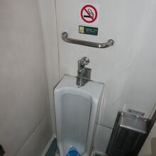 客車内の男性用トイレ