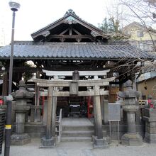 参道を進んだ先には社、目の前には鳥居が重なっています 