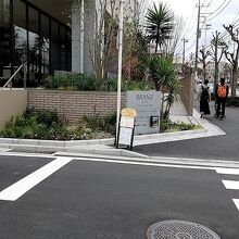 近くにできたマンション前に看板がなぜか置いてある