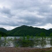 山間部に位置する自然豊かな湖